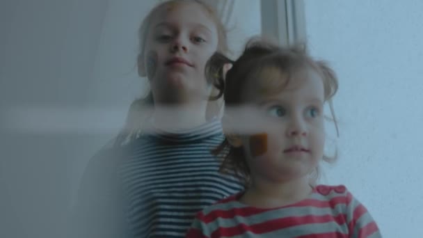 Дві Веселі Маленькі Дівчата Символами Спілкування Картини Обличчях Концепція Комунікації — стокове відео
