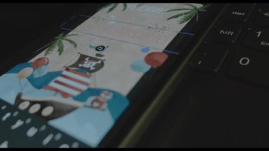 Akıllı telefon ekranında gönderme yazıları var. Tasarımcı mobil uygulama üzerine bir reklam tasarımı yapıyor. Kargo ve nakliye konsepti.