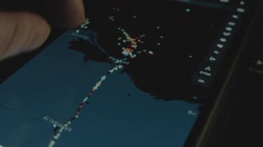 Konteyner Kargo nakliye gemisi çevrimiçi izleme. Akıllı telefon ekranında küresel harita. Süveyş kanalı, Port-Said, Egipt. Kargo, kargo ve lojistik konsepti.