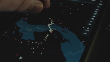 Konteyner Kargo nakliye gemisi çevrimiçi izleme. Akıllı telefon ekranında küresel harita. Panama Kanalı. Kargo, kargo ve lojistik konsepti.