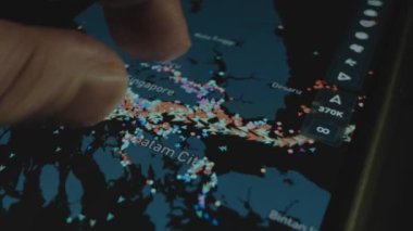 Konteyner Kargo nakliye gemisi çevrimiçi izleme. Akıllı telefon ekranında küresel harita. Singapur Boğazı. Kargo, kargo ve lojistik konsepti
