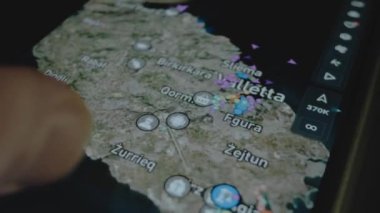 Konteyner Kargo nakliye gemisi çevrimiçi izleme. Akıllı telefon ekranında küresel harita. Malta. Kargo, kargo ve lojistik konsepti.