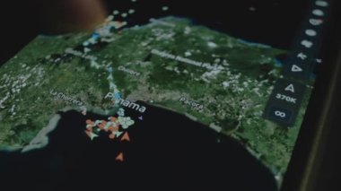 Konteyner Kargo nakliye gemisi çevrimiçi izleme. Akıllı telefon ekranında küresel harita. Panama Kanalı. Kargo, kargo ve lojistik konsepti.