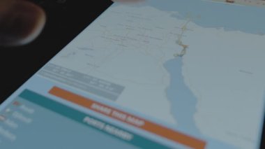 Konteyner Kargo nakliye gemisi çevrimiçi izleme. Akıllı telefon ekranında küresel harita. Süveyş kanalı, Port-Said, Egipt. Kargo, kargo ve lojistik konsepti.