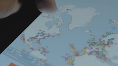 Kanada haritası, Ellesmere Adası. Uçan helikopterin sembolü. Uçuşların çevrimiçi izlenmesi