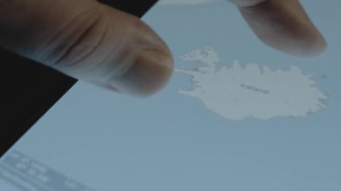 Konteyner Kargo nakliye gemisi çevrimiçi izleme. Akıllı telefon ekranında küresel harita. Ada. Kargo, kargo ve lojistik konsepti.
