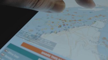 Konteyner Kargo nakliye gemisi çevrimiçi izleme. Akıllı telefon ekranında küresel harita. Hürmüz Boğazı, İran, Umman. Kargo, kargo ve lojistik konsepti.