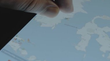 Konteyner Kargo nakliye gemisi çevrimiçi izleme. Akıllı telefon ekranında küresel harita. Endonezya, Balikpapan Körfezi. Kargo, kargo ve lojistik konsepti.
