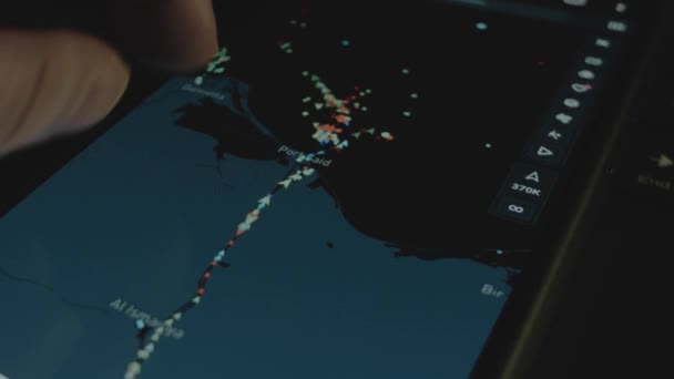コンテナ貨物船オンライン追跡 スマートフォン画面のグローバルマップ スエズ チャンネル ポート セイド 船積み 物流コンセプト — ストック動画