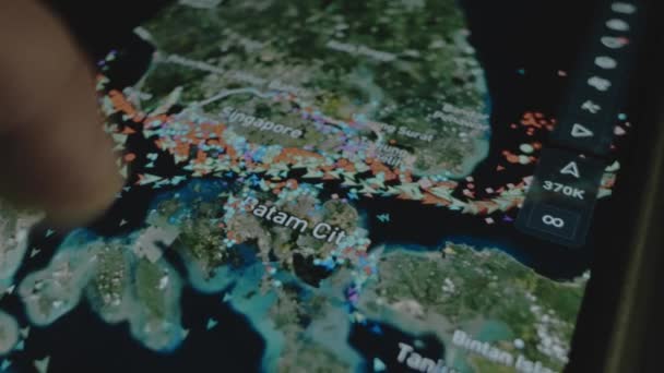 Container Cargo Fraktfartyg Online Spårning Global Karta Smartphone Skärmen Singapore — Stockvideo