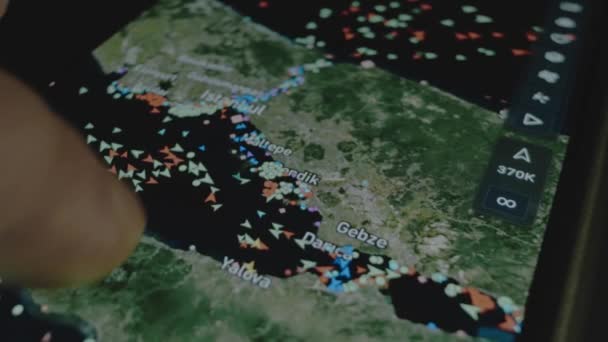 Containerfrachtschiff Online Tracking Globale Karte Auf Dem Smartphone Bildschirm Bosporus — Stockvideo