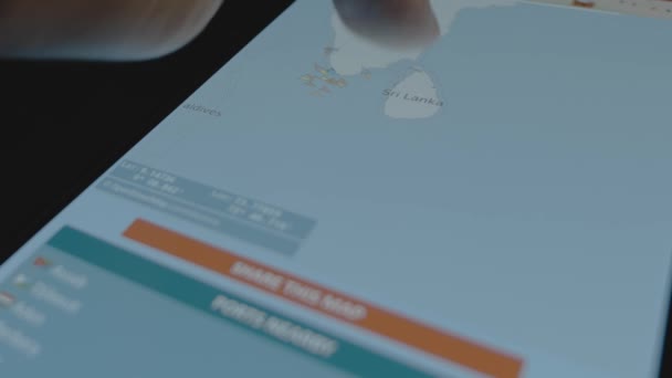 Konténer Teherszállító Hajó Online Nyomkövetés Globális Térkép Okostelefon Képernyőn Srí — Stock videók