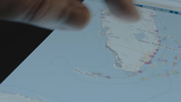 Отслеживание Контейнерных Грузовых Судов Режиме Онлайн Глобальная Карта Экране Смартфона — стоковое видео