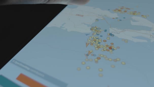 集装箱货轮在线跟踪 智能手机屏幕上的全球地图 喀尔喀海峡 俄罗斯 航运和后勤概念 — 图库视频影像