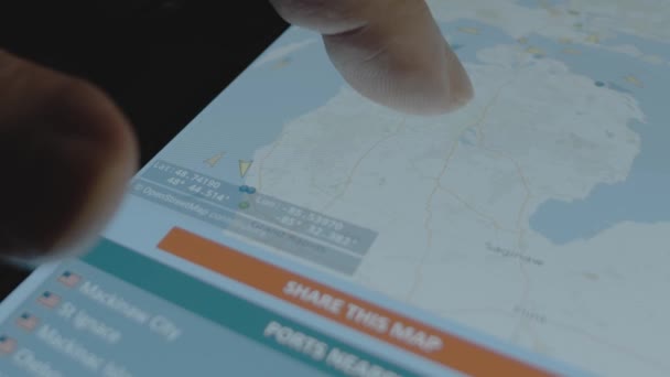 集装箱货轮在线跟踪 智能手机屏幕上的全球地图 美国密歇根州西臂大横贯湾 航运和后勤概念 — 图库视频影像