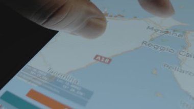 Konteyner Kargo nakliye gemisi çevrimiçi izleme. Akıllı telefon ekranında küresel harita. Messina, Sicilya. Kargo, kargo ve lojistik konsepti