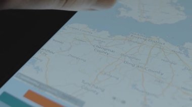 Konteyner Kargo nakliye gemisi çevrimiçi izleme. Akıllı telefon ekranında küresel harita. Vietnam. Kargo, kargo ve lojistik konsepti