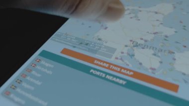 Konteyner Kargo nakliye gemisi çevrimiçi izleme. Akıllı telefon ekranında küresel harita. Danimarka. Kargo, kargo ve lojistik konsepti