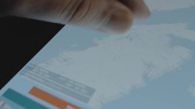 Konteyner Kargo nakliye gemisi çevrimiçi izleme. Akıllı telefon ekranında küresel harita. Saint Lawrence Körfezi, Kanada. Kargo, kargo ve lojistik konsepti