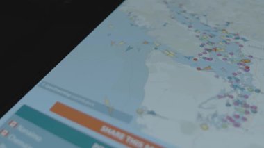 Konteyner Kargo nakliye gemisi çevrimiçi izleme. Akıllı telefon ekranında küresel harita. Haro Boğazı, ABD, Kanada. Kargo, kargo ve lojistik konsepti
