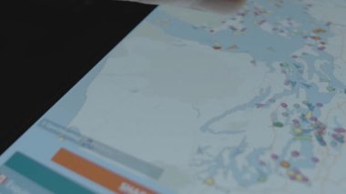 Konteyner Kargo nakliye gemisi çevrimiçi izleme. Akıllı telefon ekranında küresel harita. Haro Boğazı, ABD, Kanada. Kargo, kargo ve lojistik konsepti