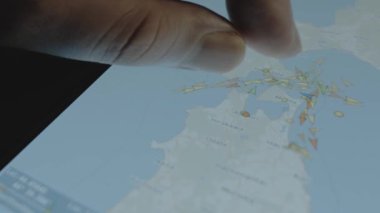 Konteyner Kargo nakliye gemisi çevrimiçi izleme. Akıllı telefon ekranında küresel harita. Hakodate, Japonya. Kargo, kargo ve lojistik konsepti.