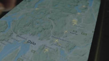 Akıllı telefon ekranında küresel haritada online uçuş takibi. Oslo, Norveç. Kargo, kargo ve lojistik konsepti.