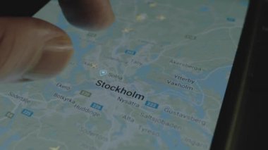 Akıllı telefon ekranında küresel haritada online uçuş takibi. Stockholm, İsveç. Kargo, kargo ve lojistik konsepti.