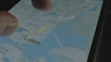 Akıllı telefon ekranında küresel haritada online uçuş takibi. Lizbon, Portekiz. Kargo, kargo ve lojistik konsepti.