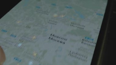 Akıllı telefon ekranında küresel haritada online uçuş takibi. Moskova, Rusya. Kargo, kargo ve lojistik konsepti.