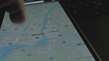 Akıllı telefon ekranında küresel haritada online uçuş takibi. Montreal, Kanada. Kargo, kargo ve lojistik konsepti.