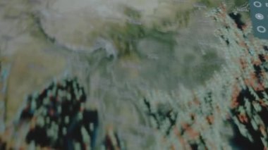 Konteynır Kargo gemisi bilgisayar ekranında küresel haritayı takip ediyor. Asya, Çin. Kargo, kargo ve lojistik konsepti.