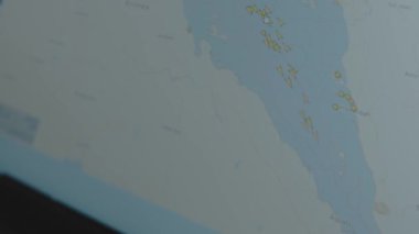 Konteynır Kargo gemisi bilgisayar ekranında küresel haritayı takip ediyor. Kızıl deniz, Süveyş kanalı. Kargo, kargo ve lojistik konsepti.