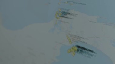 Konteynır Kargo gemisi bilgisayar ekranında küresel haritayı takip ediyor. Panama Kanalı. Kargo, kargo ve lojistik konsepti.