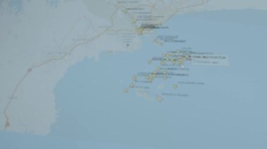Konteynır Kargo gemisi bilgisayar ekranında küresel haritayı takip ediyor. Panama. Kargo, kargo ve lojistik konsepti.