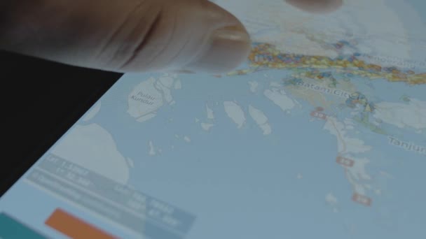 Konténer Teherszállító Hajó Online Nyomkövetés Globális Térkép Okostelefon Képernyőn Szingapúri — Stock videók