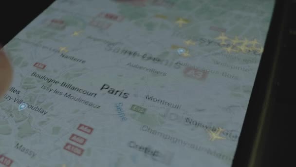 Śledzenie Lotów Online Globalnej Mapie Ekranie Smartfona Paryż Francja Koncepcja — Wideo stockowe