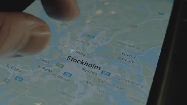 スマートフォン画面のグローバルマップ上のオンラインフライト追跡 ストックホルム スウェーデン 船積み 物流コンセプト — ストック動画