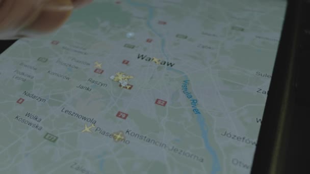 Rastreamento Voos Online Mapa Global Tela Smartphone Varsóvia Polónia Conceito — Vídeo de Stock