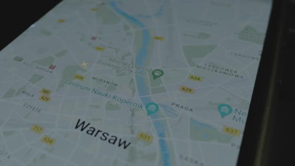 Online Flight Tracking Globale Kaart Smartphone Scherm Vliegtuig Beweging Warschau — Stockvideo