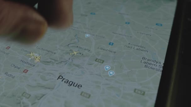 スマートフォン画面のグローバルマップ上のオンラインフライト追跡 プラハ チェコ共和国 船積み 物流コンセプト — ストック動画
