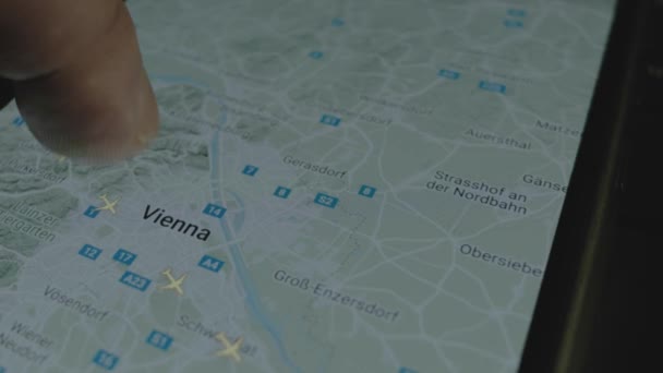 Online Sledování Letu Globální Mapě Obrazovce Chytrého Telefonu Vídeň Rakousko — Stock video