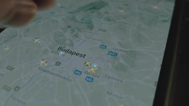 Rastreamento Voos Online Mapa Global Tela Smartphone Budapeste Hungria Conceito — Vídeo de Stock