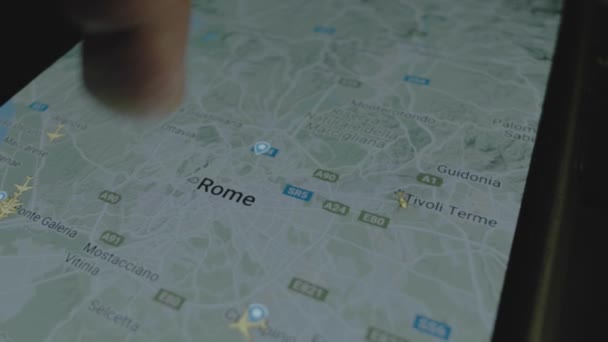 スマートフォン画面のグローバルマップ上のオンラインフライト追跡 フィウミチーノ空港 ローマ イタリア 地図上にヘリコプターを移動する 船積み 物流コンセプト — ストック動画