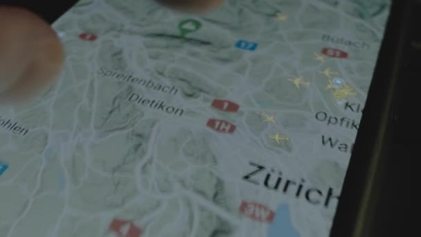 Seguimiento Vuelos Línea Mapa Global Pantalla Del Smartphone Zurich Suiza — Vídeo de stock