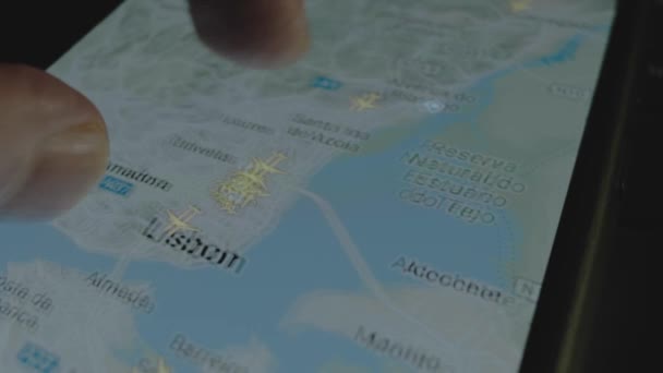 Rastreamento Voos Online Mapa Global Tela Smartphone Lisboa Portugal Conceito — Vídeo de Stock