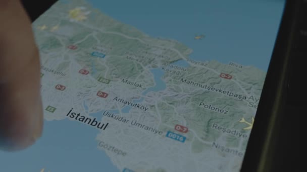 スマートフォン画面のグローバルマップ上のオンラインフライト追跡 イスタンブール トルコ 船積み 物流コンセプト — ストック動画