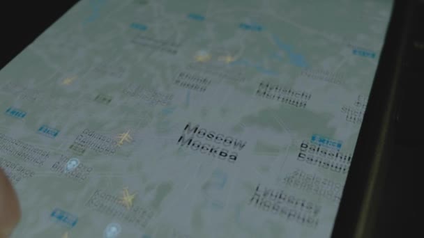 スマートフォン画面のグローバルマップ上のオンラインフライト追跡 モスクワ ロシア 船積み 物流コンセプト — ストック動画