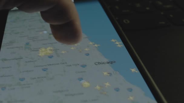 スマートフォン画面のグローバルマップ上のオンラインフライト追跡 シカゴ アメリカ 船積み 物流コンセプト — ストック動画