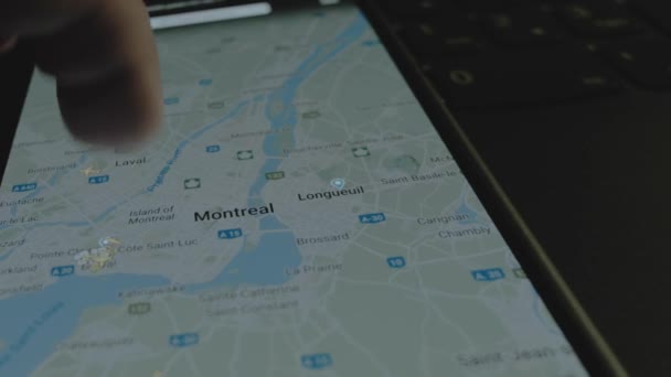 スマートフォン画面のグローバルマップ上のオンラインフライト追跡 モントリオール カナダ 船積み 物流コンセプト — ストック動画